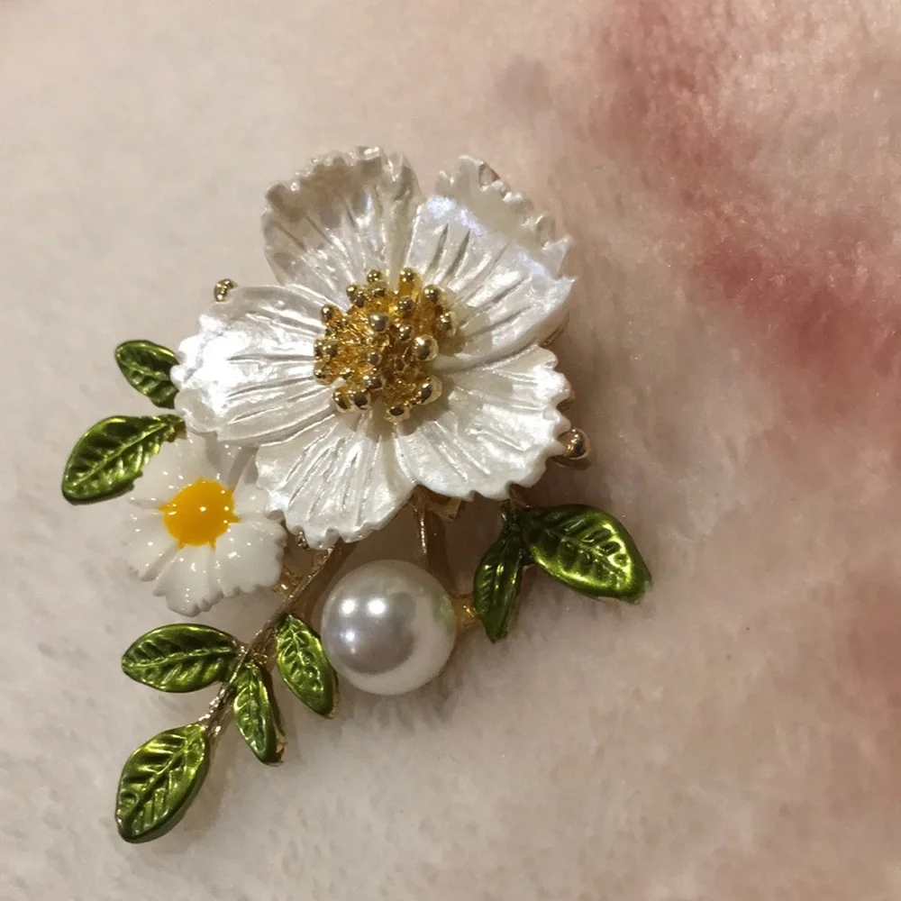 Flower Fashion  Pin Brooch NWT Faux Pearl 2x1.5” Gold Toned Metal Alloy - Picture 3 of 11